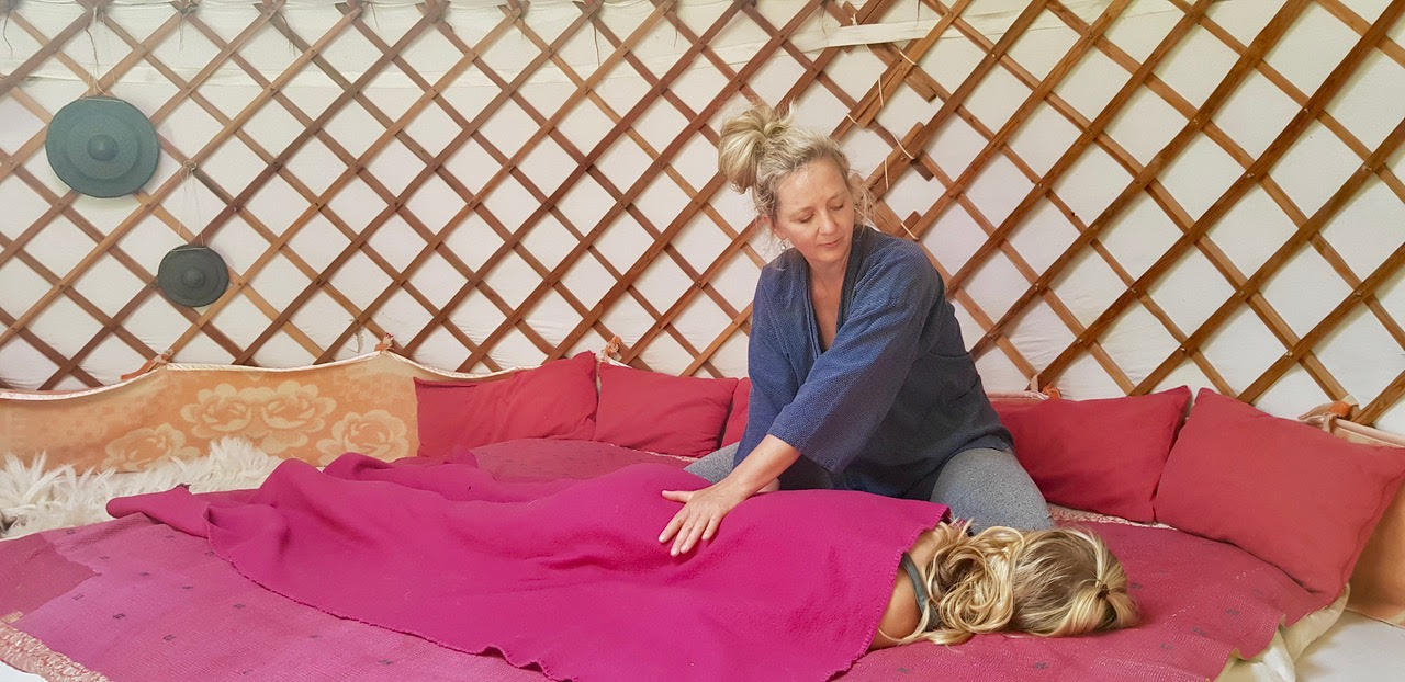 Christel van der Meer geeft een Shiatsu sessie